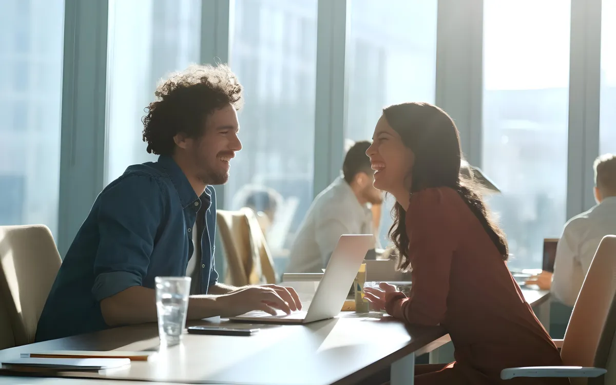 Clientes satisfeitos em ambiente de escritório